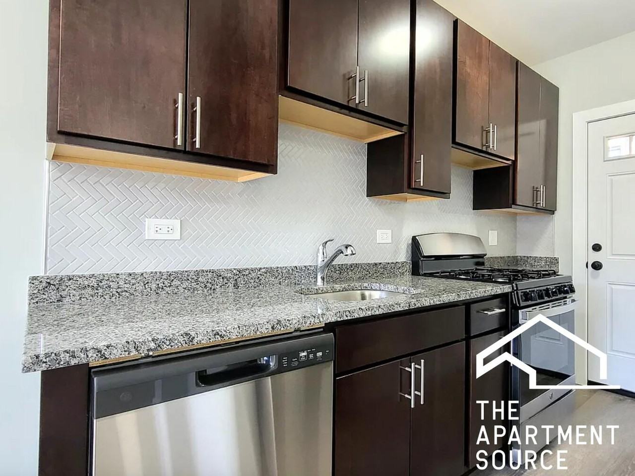 630 W Cornelia Ave #S2 - Photo 2 of 7