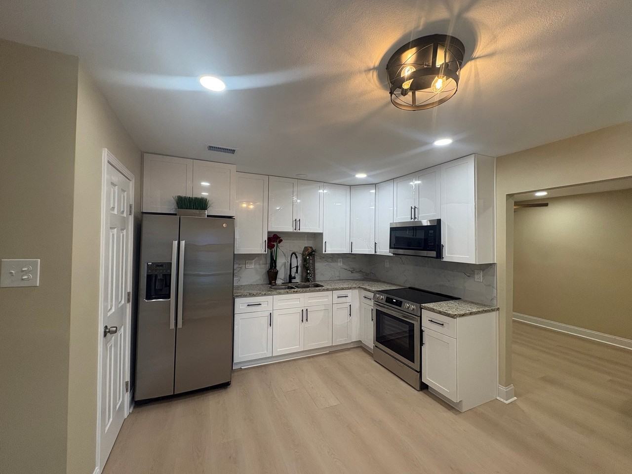 908 N Clark Ln - Photo 2 of 13