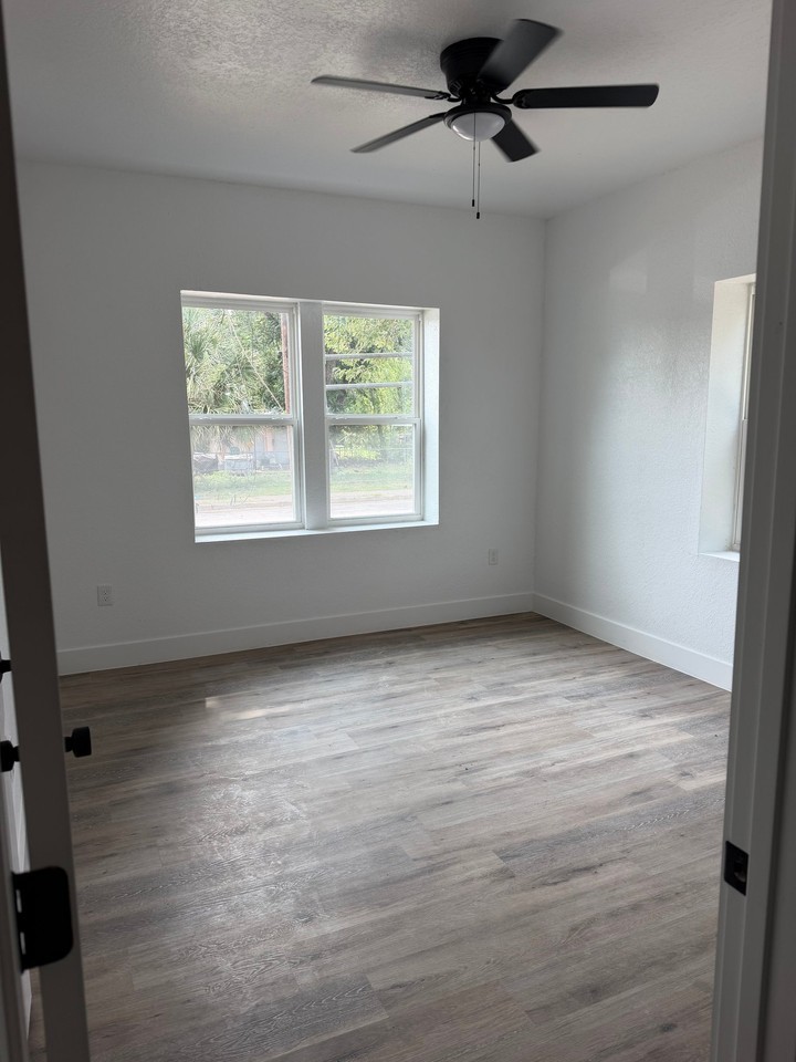 403 S Calaveras - Photo 3 of 12