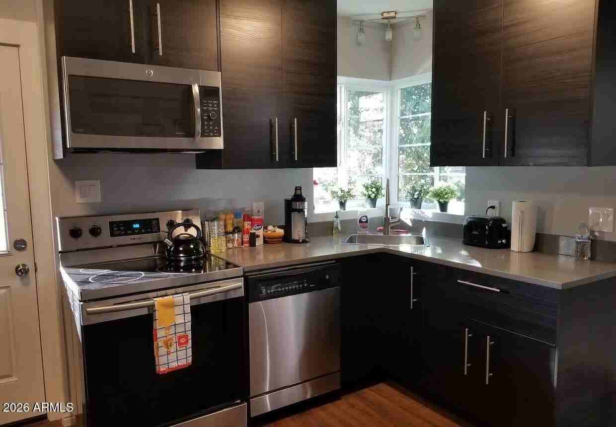 830 N 6th Ave - Photo 5 of 15
