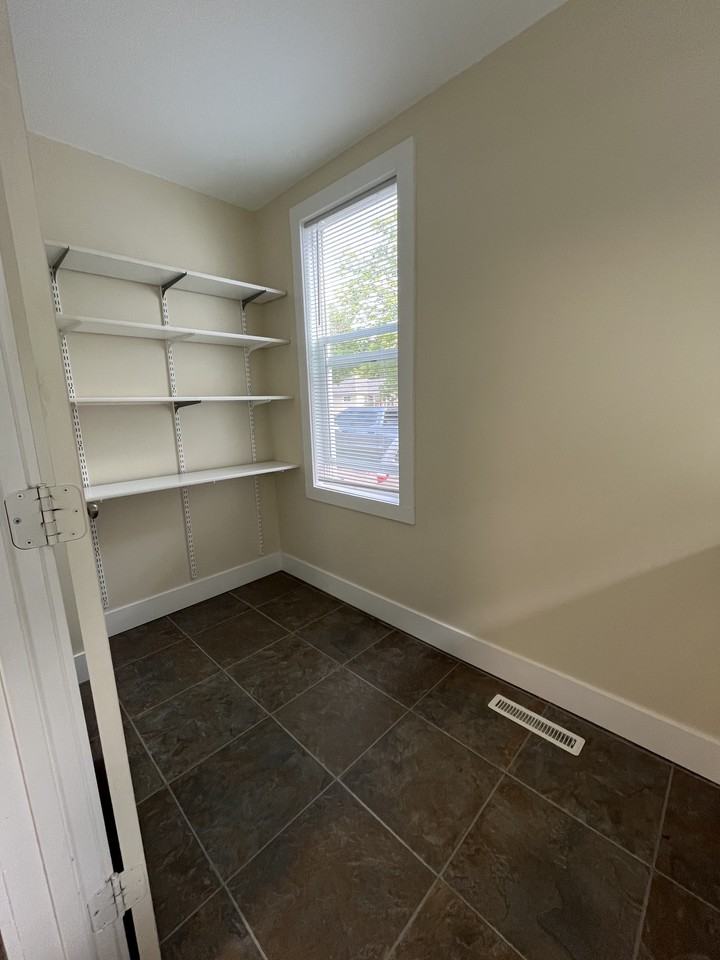 556 Franklin St #1 - Photo 4 of 17
