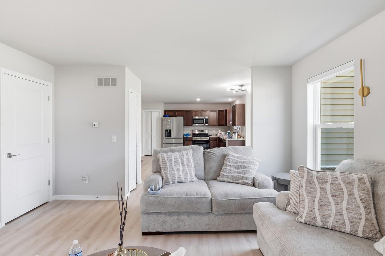15185 Hanover Ave - Photo 5 of 33
