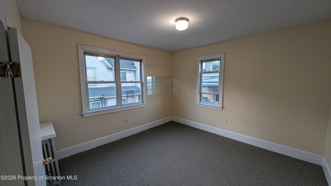 914 W Lackawanna Ave #6 - Photo 4 of 16