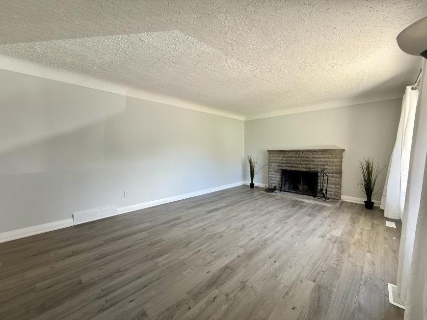 404 Grantham Ave - Photo 2 of 10
