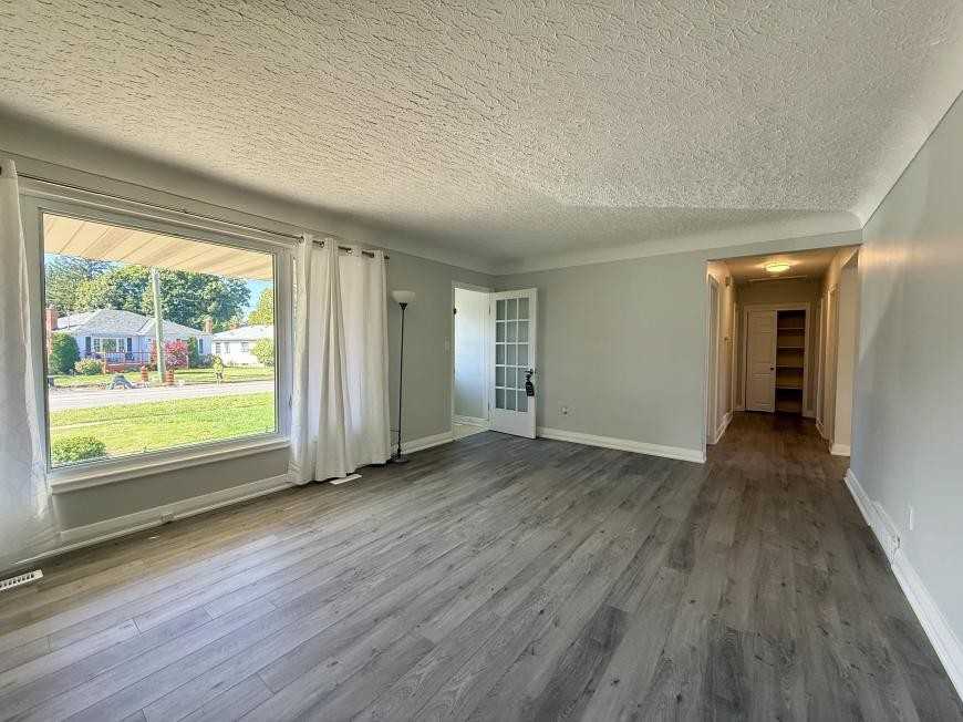 404 Grantham Ave - Photo 4 of 10