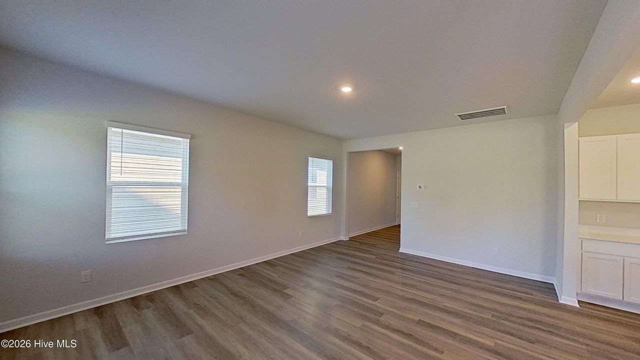 1095 Hanson Dr - Photo 4 of 33