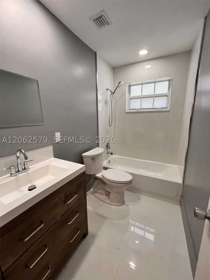 5001 Sw 87th Pl #1 - Photo 3 of 4