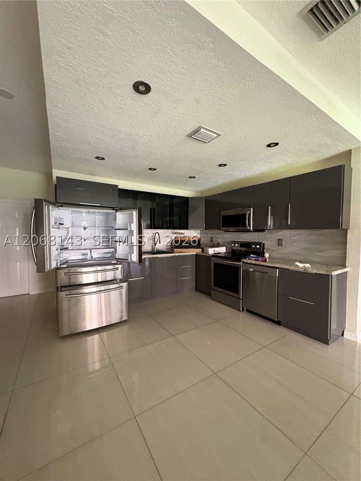 5725 Tuscany Way - Photo 6 of 34