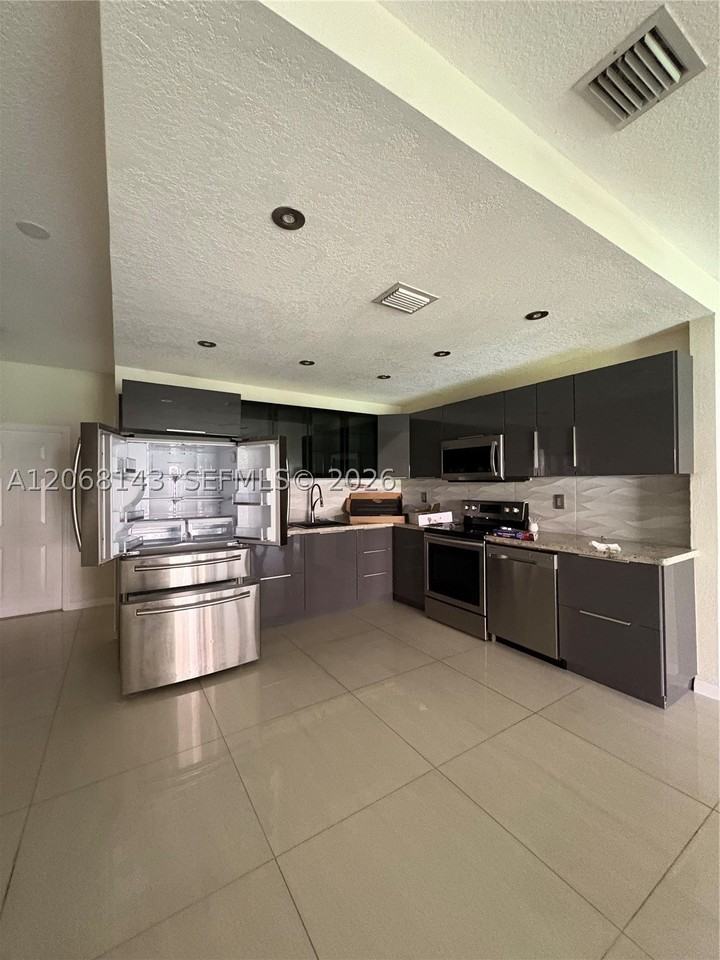 5725 Tuscany Way - Photo 7 of 34