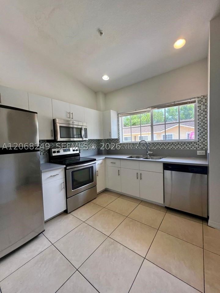 3824 Sw 48th Ave #3824 - Photo 2 of 26