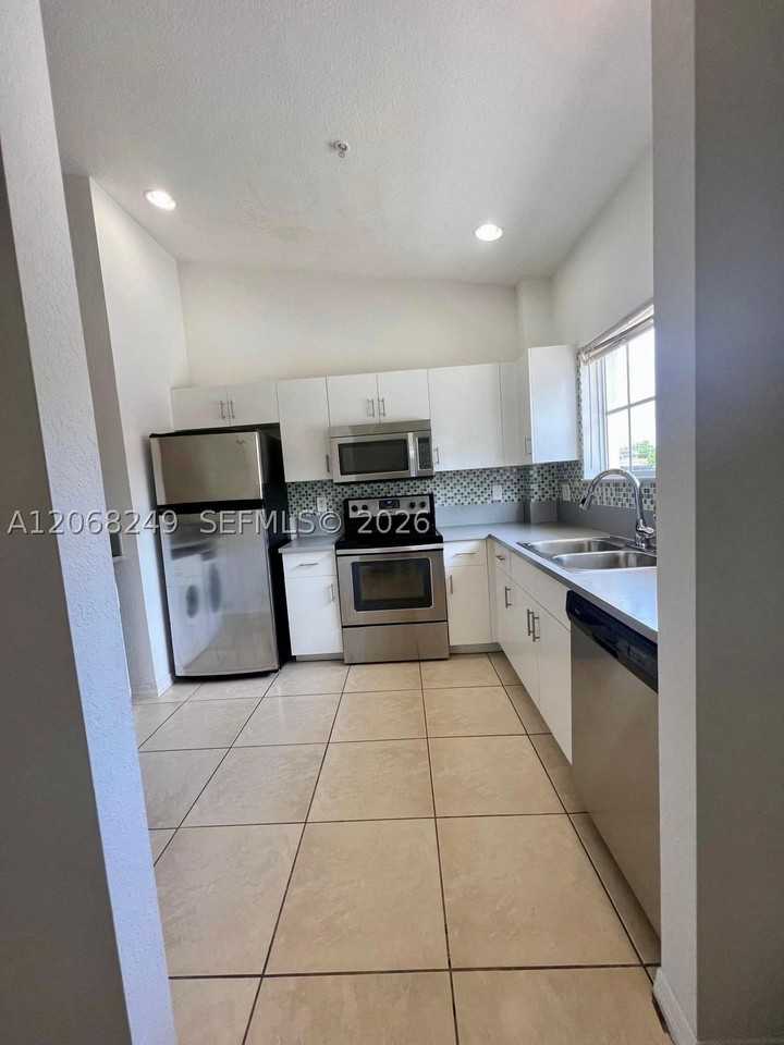 3824 Sw 48th Ave #3824 - Photo 4 of 26