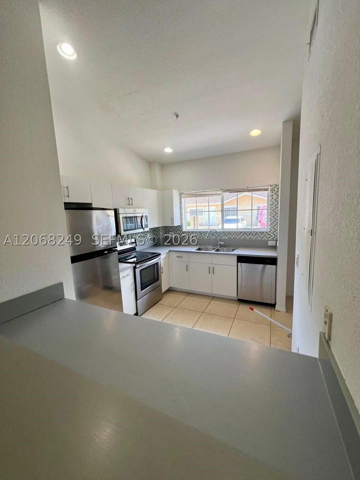 3824 Sw 48th Ave #3824 - Photo 5 of 26