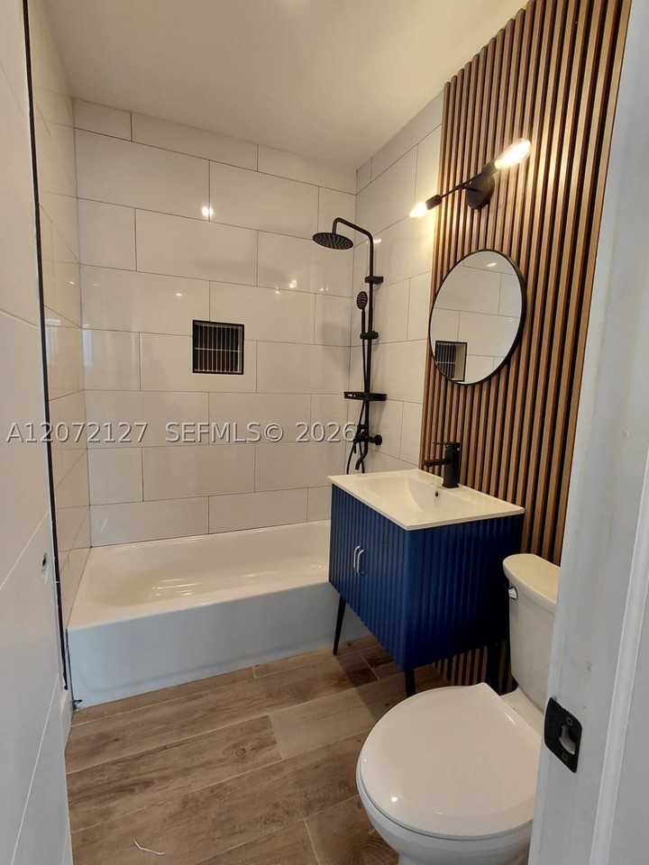 1430 Nw 45th St #1 - Photo 5 of 7