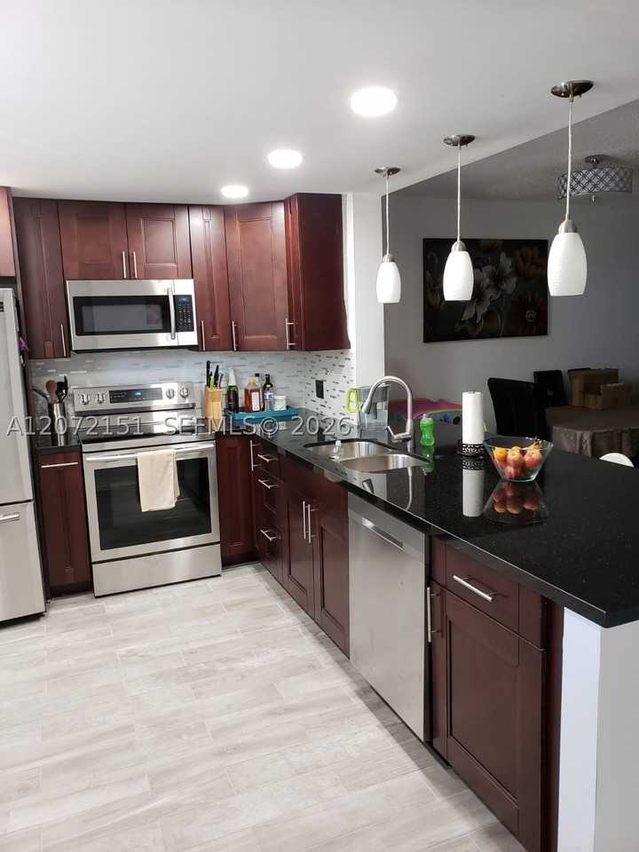 900 Ne 12th Ave #302 - Photo 4 of 36