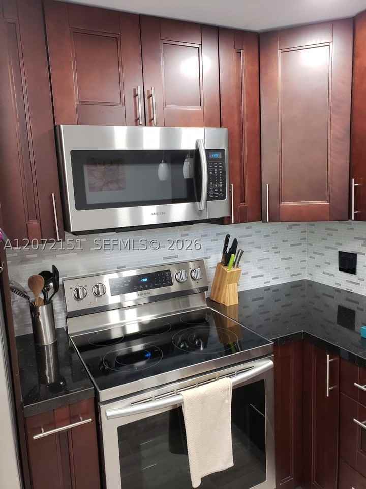900 Ne 12th Ave #302 - Photo 5 of 36