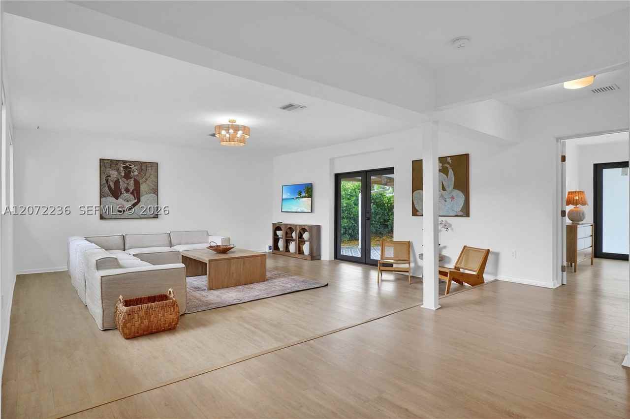 125 Ne 150th St - Photo 2 of 30