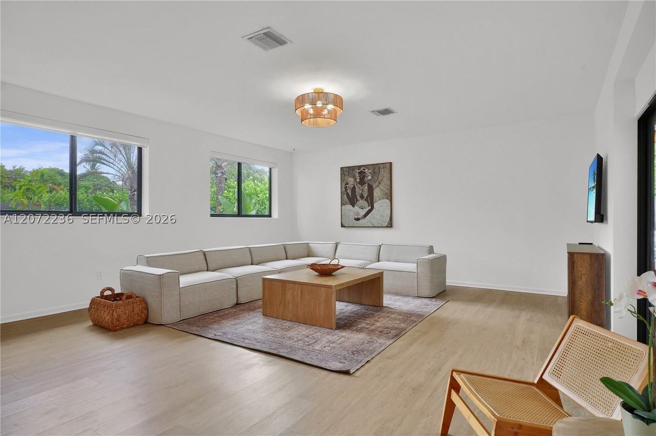125 Ne 150th St - Photo 4 of 30