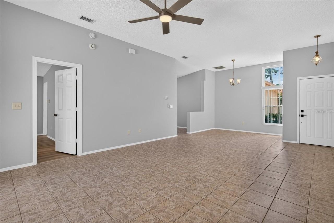 1053 Sugarberry Trl - Photo 7 of 44