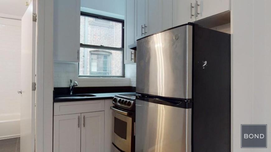 441 W 51st St - Photo 5 of 10