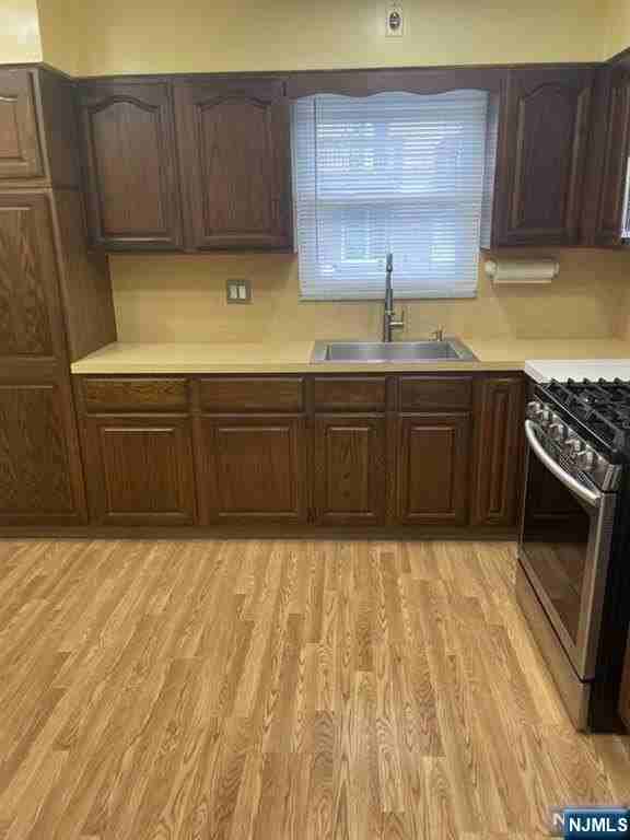 544 6th St #2ndFL - Photo 6 of 14