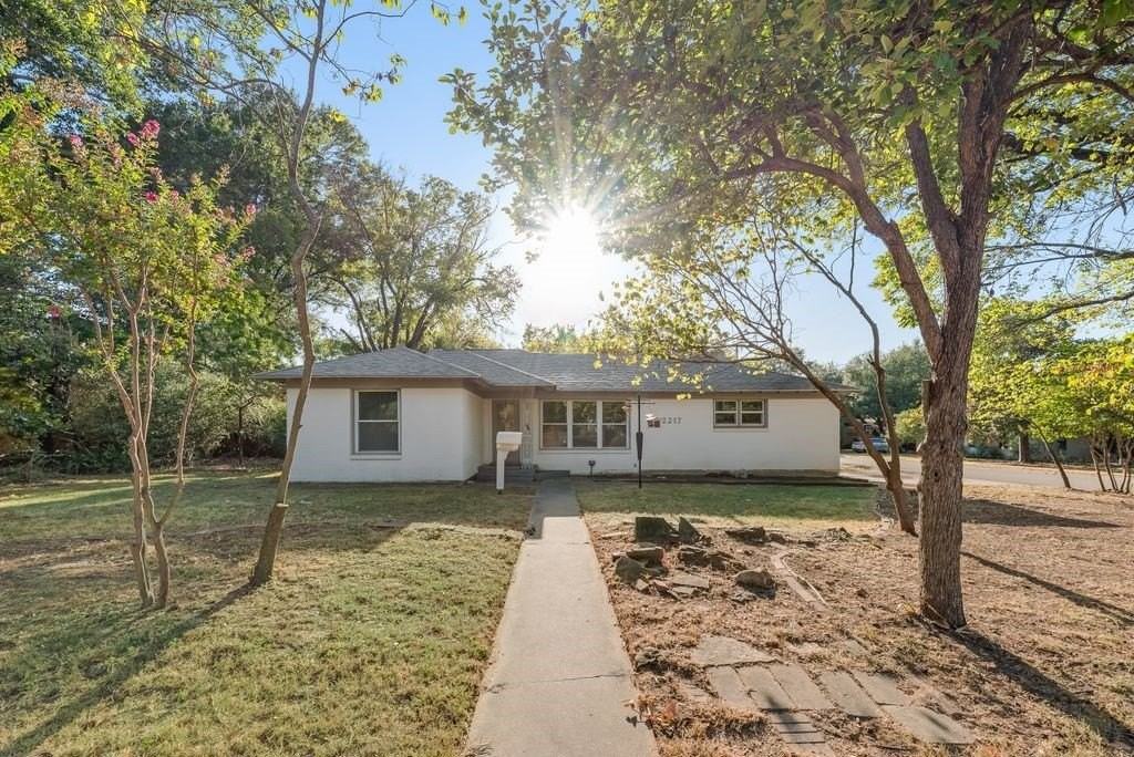 2217 Glenwood Ln - Photo 3 of 31