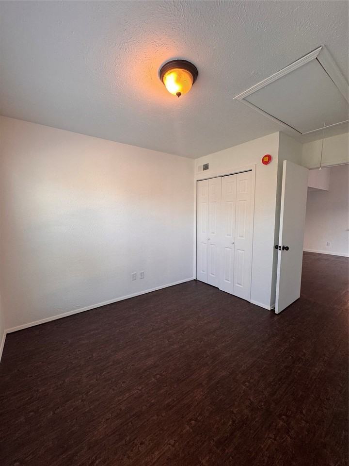 6010 Dooley Dr - Photo 3 of 9