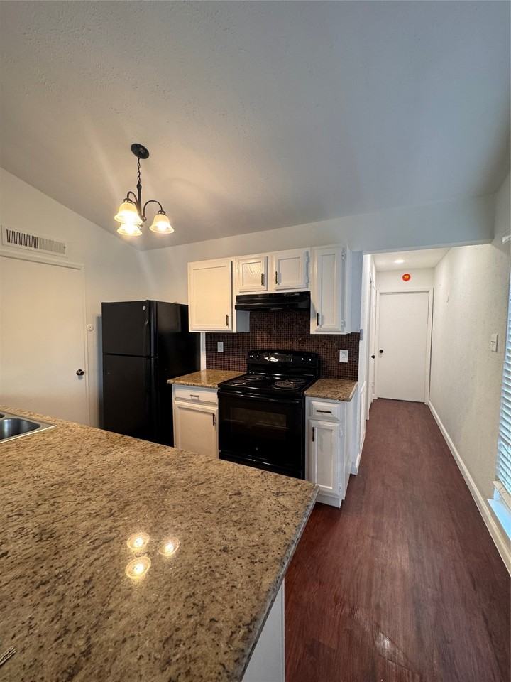 6010 Dooley Dr - Photo 4 of 9