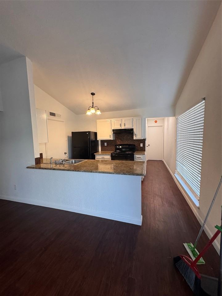 6010 Dooley Dr - Photo 5 of 9