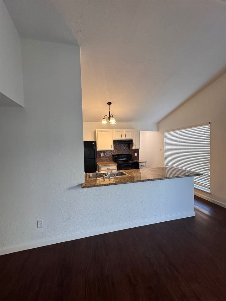 6010 Dooley Dr - Photo 6 of 9