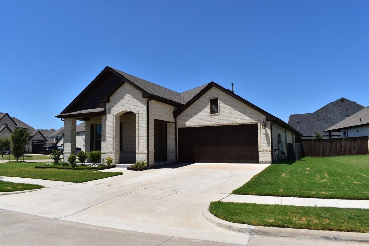 2900 Bluff Creek Dr - Photo 2 of 29