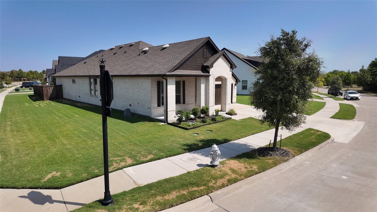 2900 Bluff Creek Dr - Photo 3 of 29