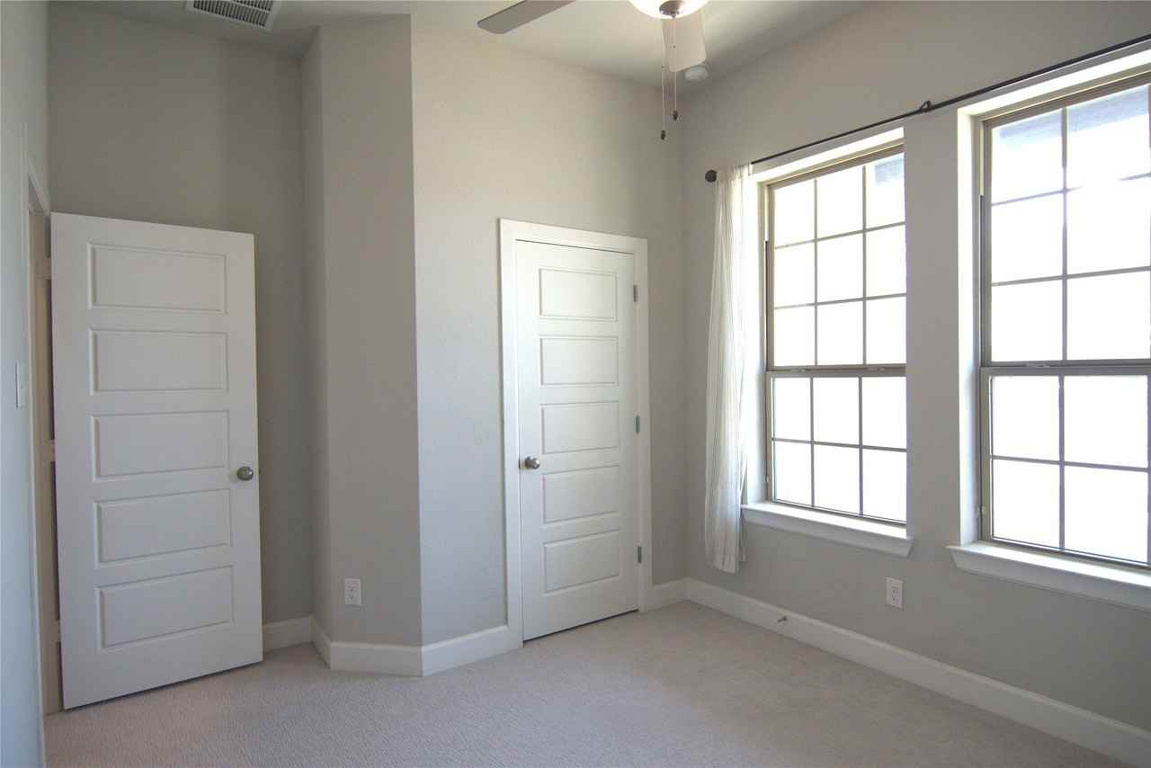 2900 Bluff Creek Dr - Photo 5 of 29