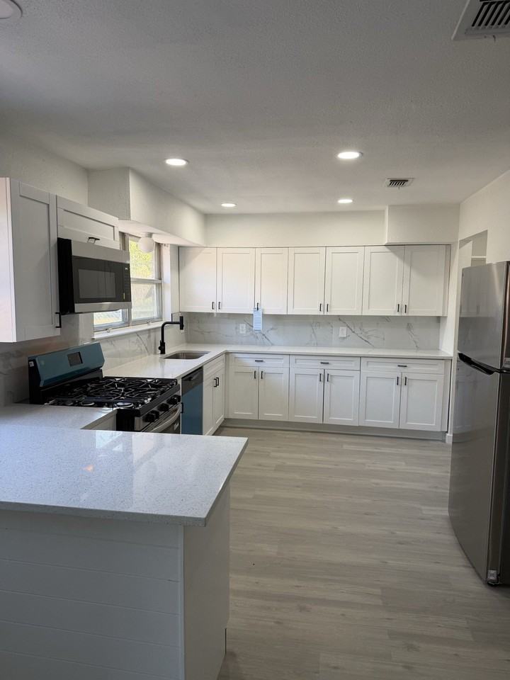 806 S Atkerson Ln - Photo 2 of 29