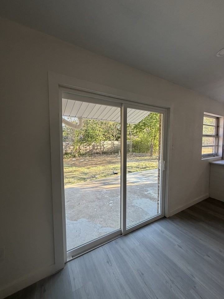 806 S Atkerson Ln - Photo 5 of 29