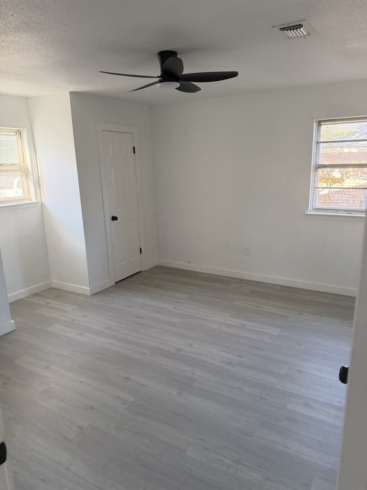 806 S Atkerson Ln - Photo 6 of 29