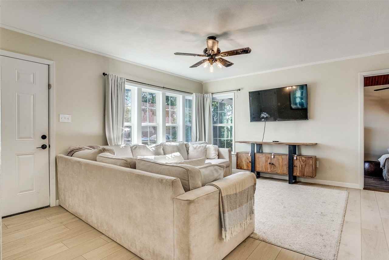 910 Norton St - Photo 2 of 25