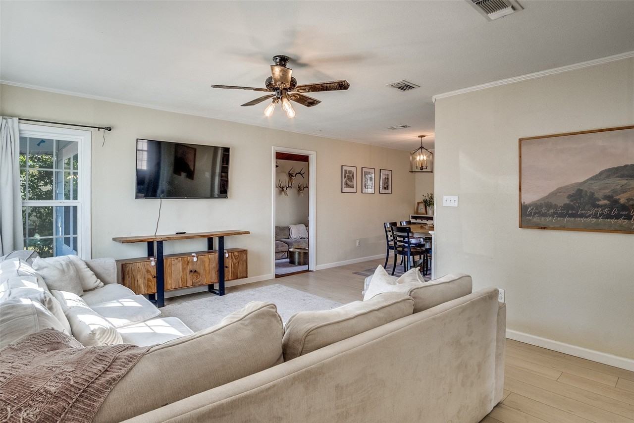 910 Norton St - Photo 4 of 25