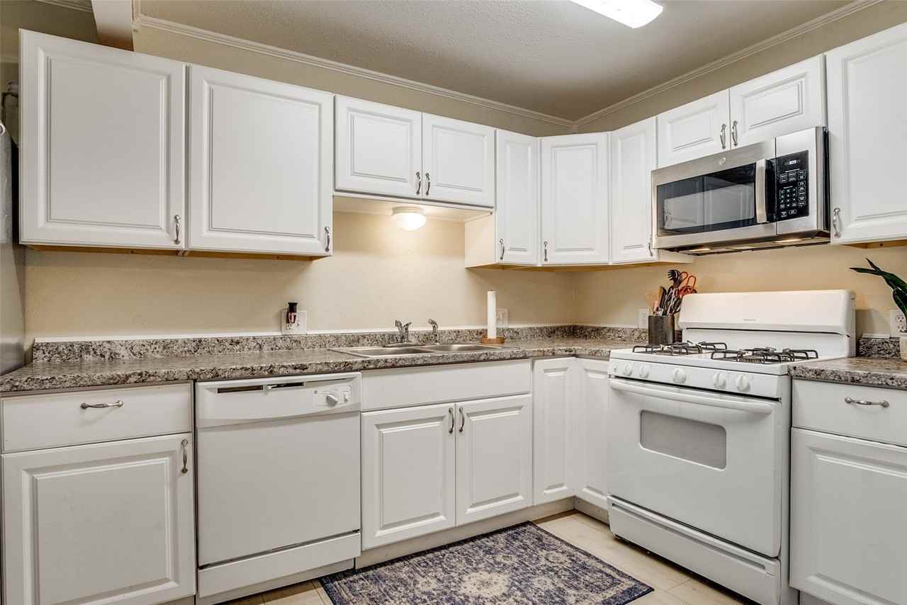 910 Norton St - Photo 7 of 25