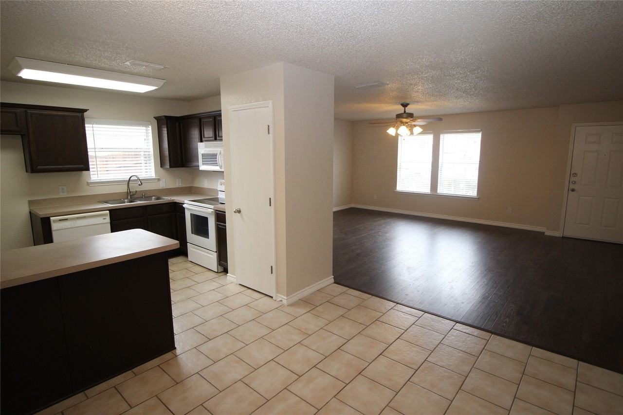 856 Mccully St - Photo 3 of 20