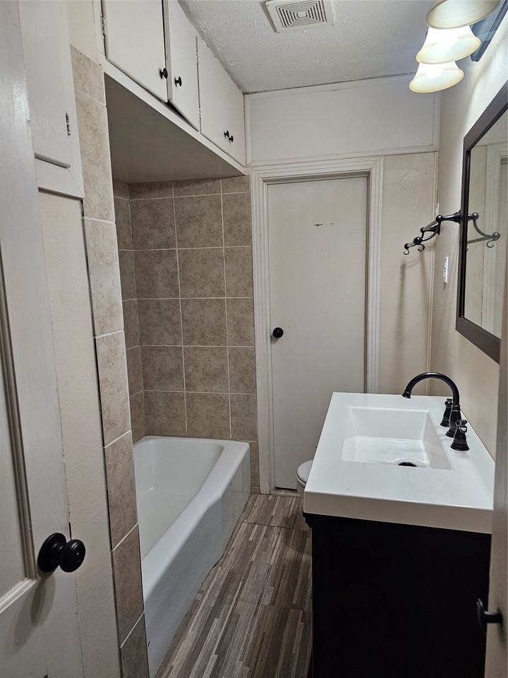 2515 Denison St - Photo 2 of 7