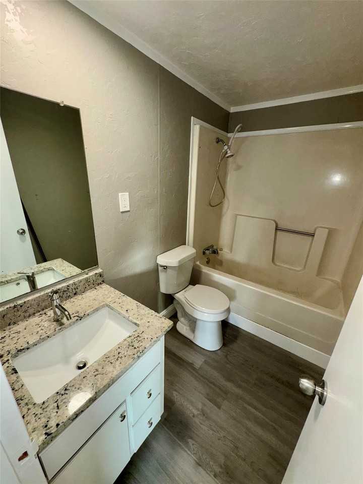 5345 Brown Ln - Photo 3 of 7