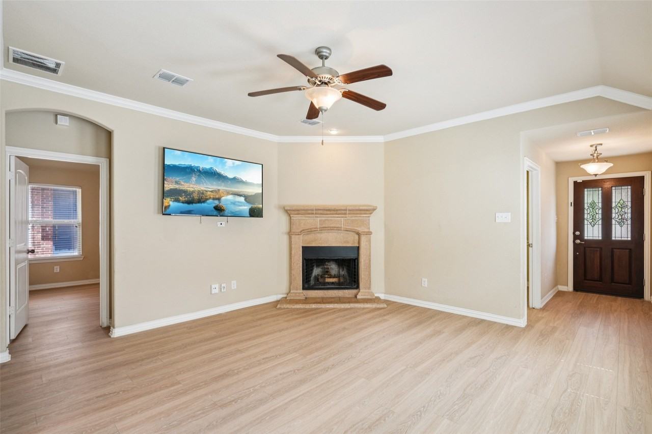 15937 Alvarado Dr - Photo 7 of 27