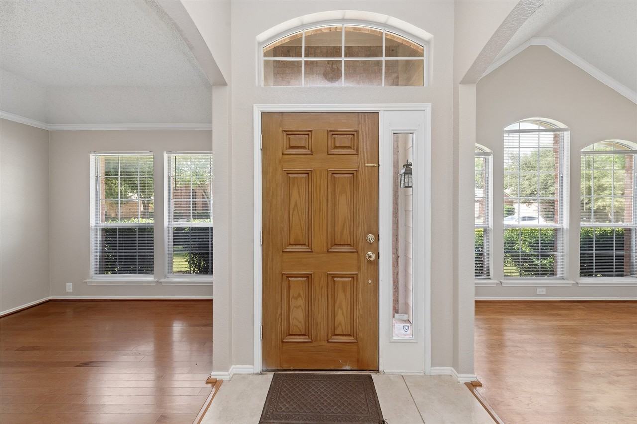 10613 Brandenberg Dr - Photo 3 of 36