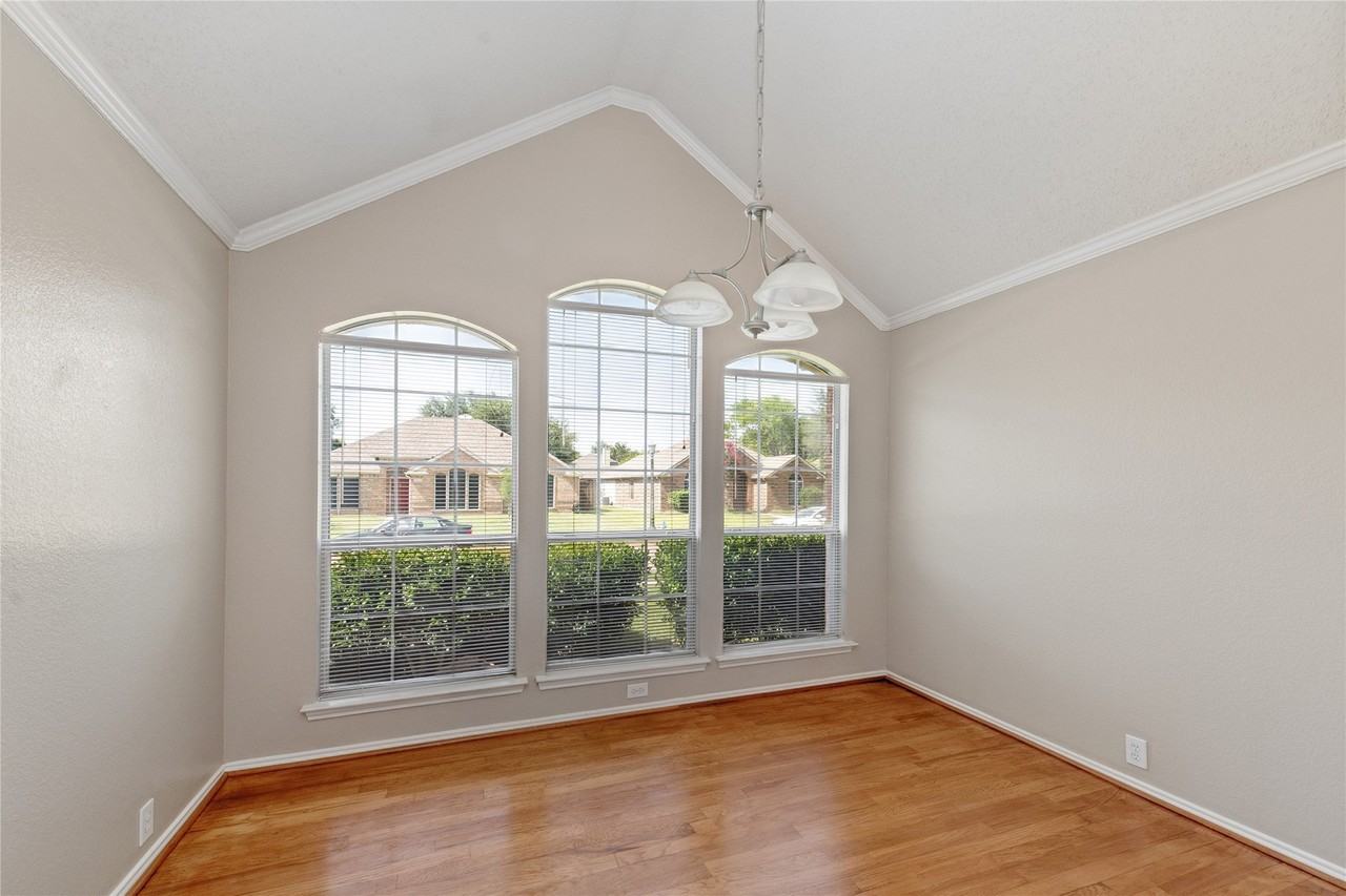 10613 Brandenberg Dr - Photo 5 of 36