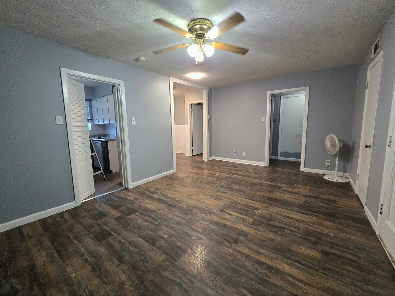 427 Royal Crest Dr - Photo 2 of 12