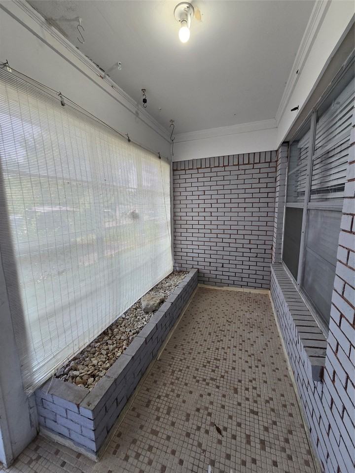 427 Royal Crest Dr - Photo 3 of 12