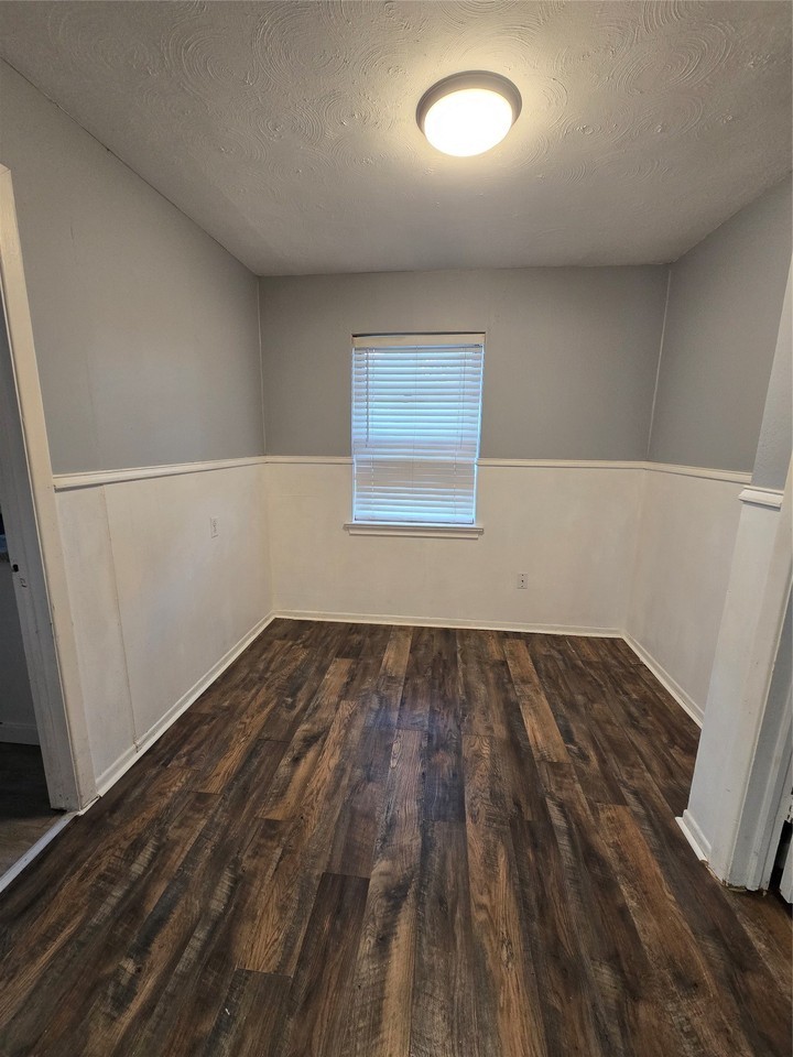427 Royal Crest Dr - Photo 4 of 12