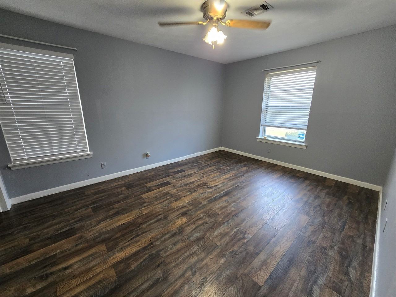 427 Royal Crest Dr - Photo 5 of 12