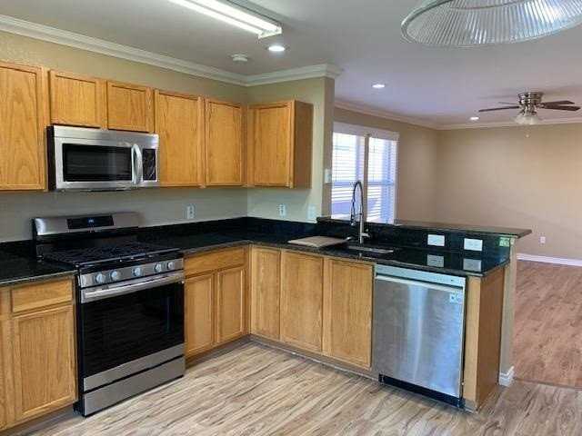 1437 Thornhill Ln - Photo 3 of 21