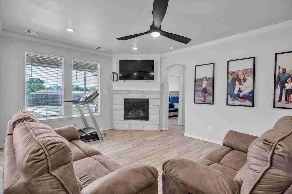 2726 Shirley Dr - Photo 5 of 36